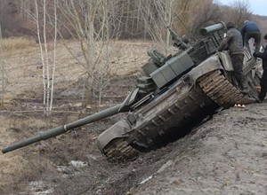 Warsztat samochodowy w Kijowie już nie naprawia aut. Teraz przerabia karabiny z czołgów