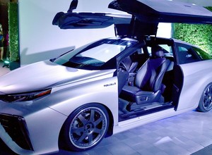 Toyota Mirai - koncept à la DeLorean z „Powrotu do przyszłości”