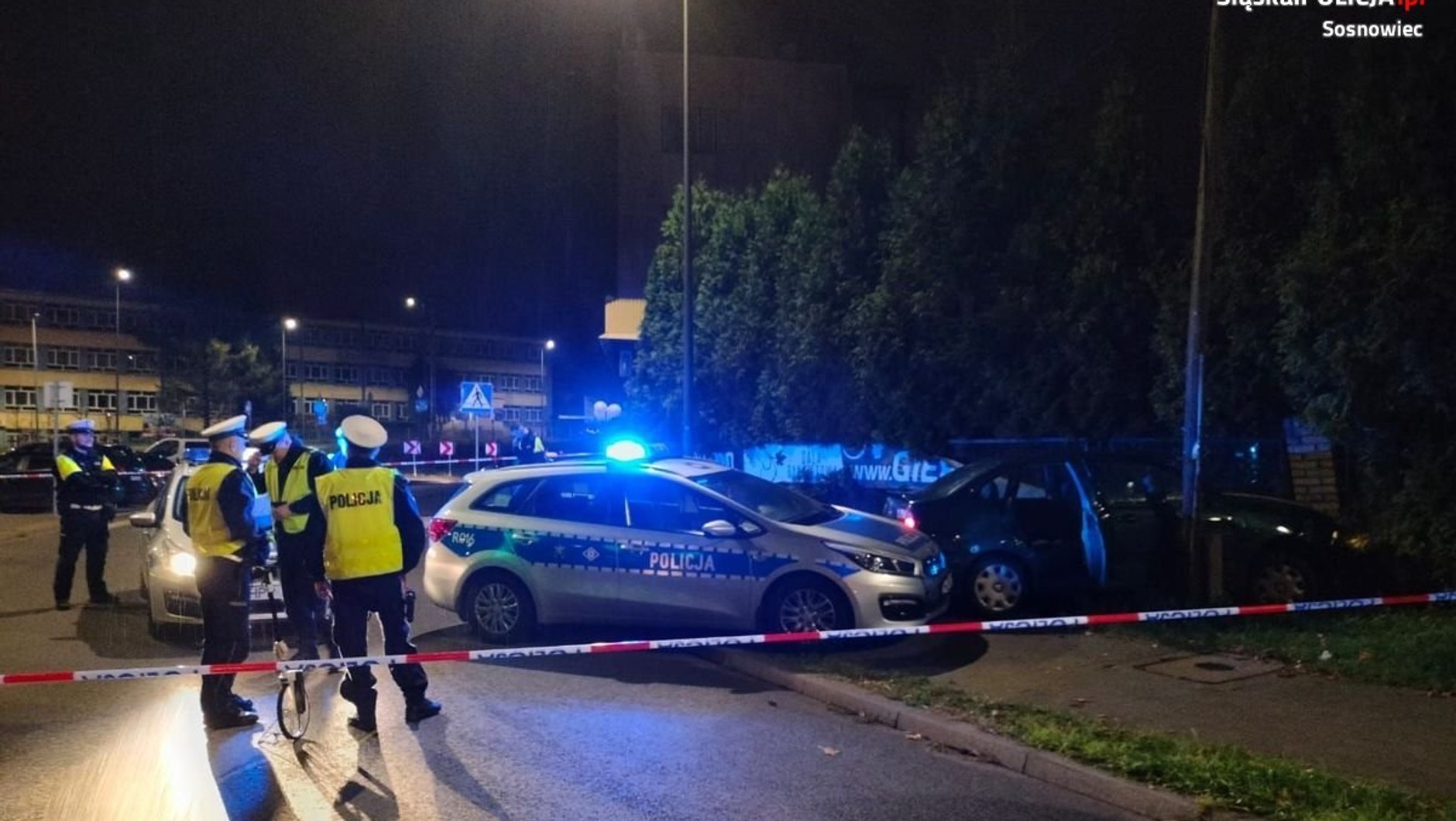 W trakcie ucieczki kierowca potrącił policjanta. Funkcjonariusz użył broni palnej