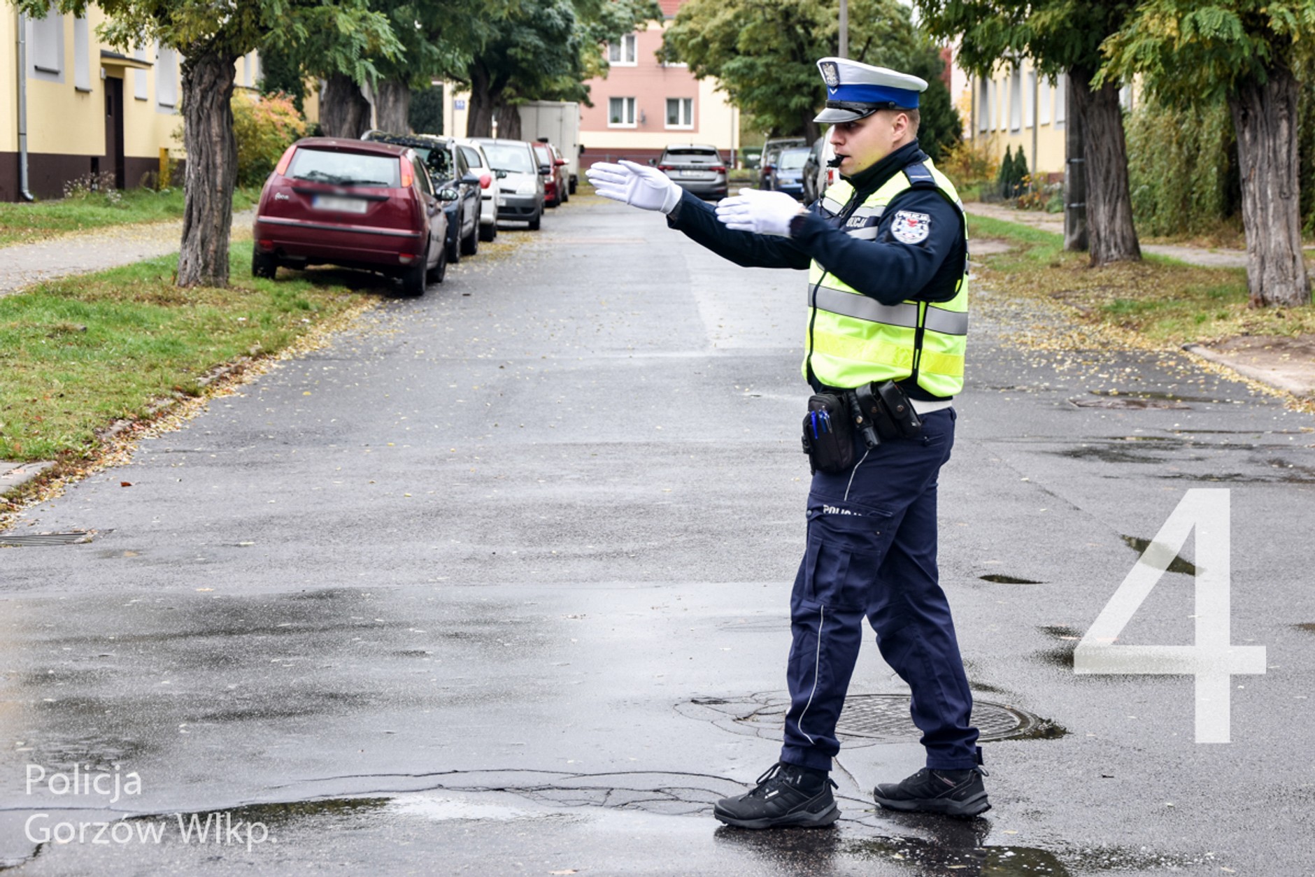 Policyjne gesty na skrzyżowaniu