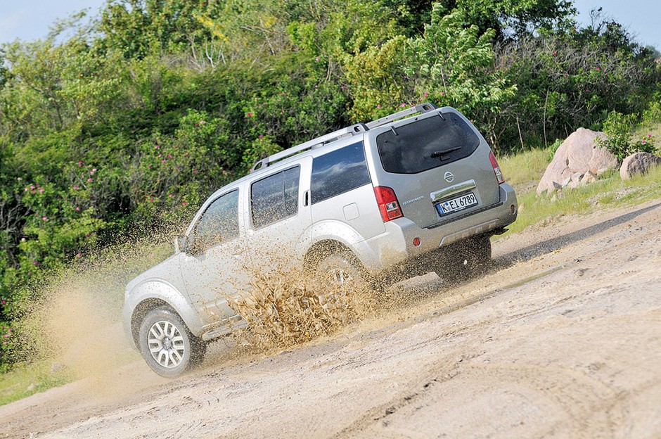 Luksusowe terenówki na wszelki wypadek: Mitsubishi Pajero kontra Toyota Land Cruiser, Land Rover Discovery i Nissan Pathfinder