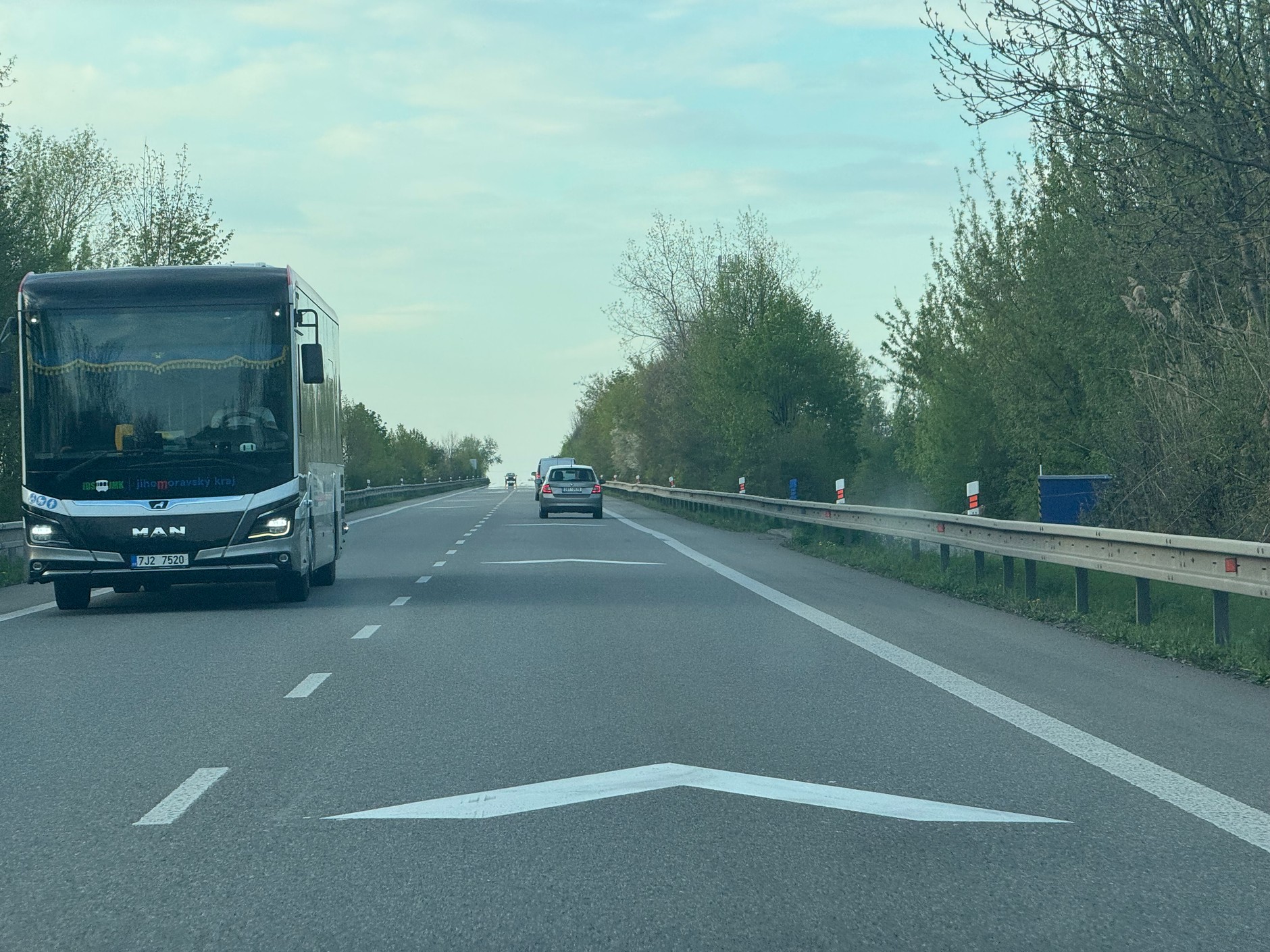 Strzałki na drodze w Czechach, określające odpowiednią odległość pomiędzy samochodami