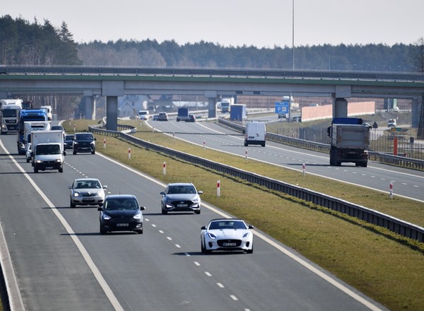 Utrudnienia w ruchu na A2. Prawy pasy tylko dla jednego samochodu