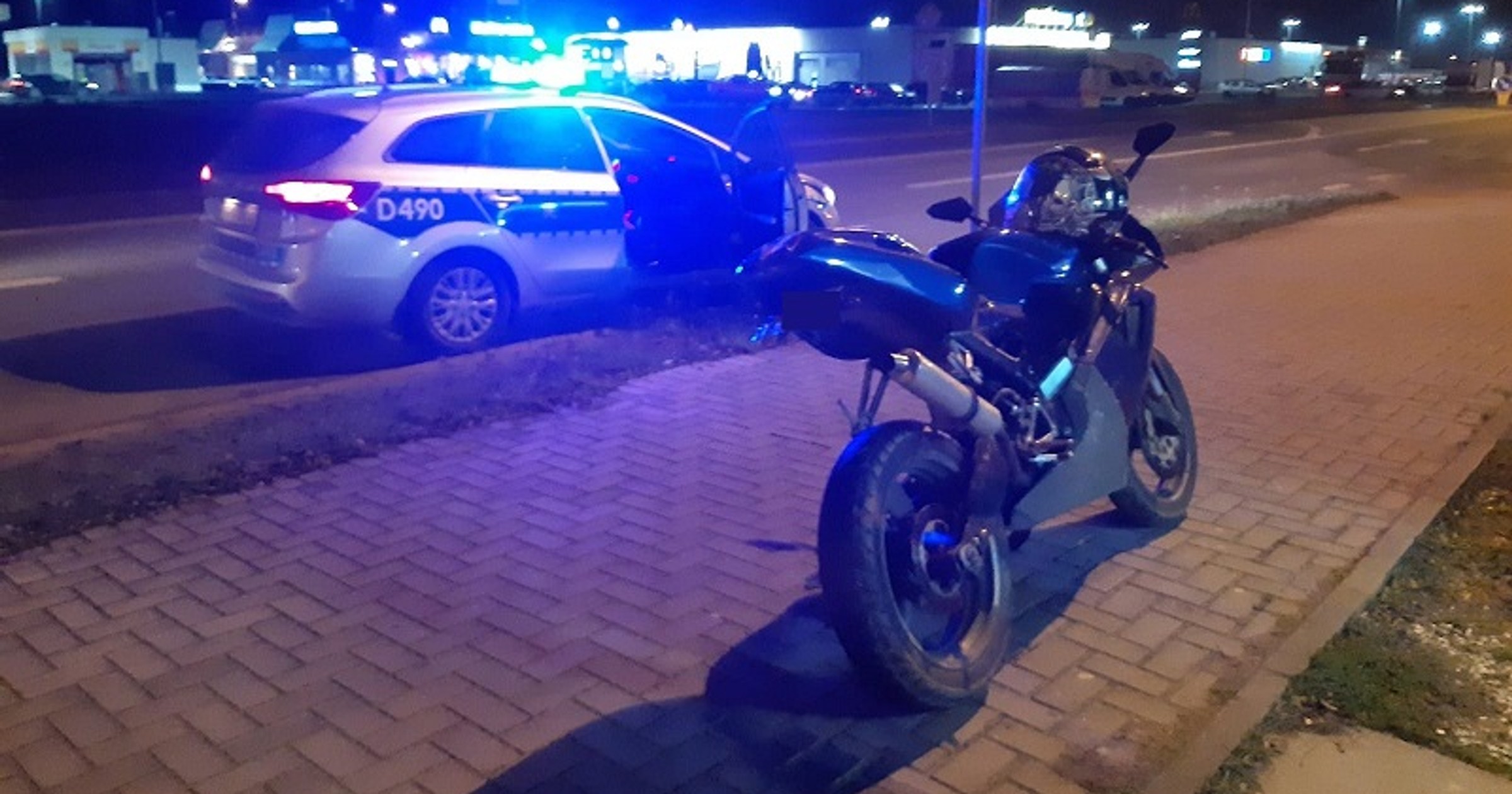 Chciał zakończyć sezon motocyklowy, paląc gumę na chodniku
