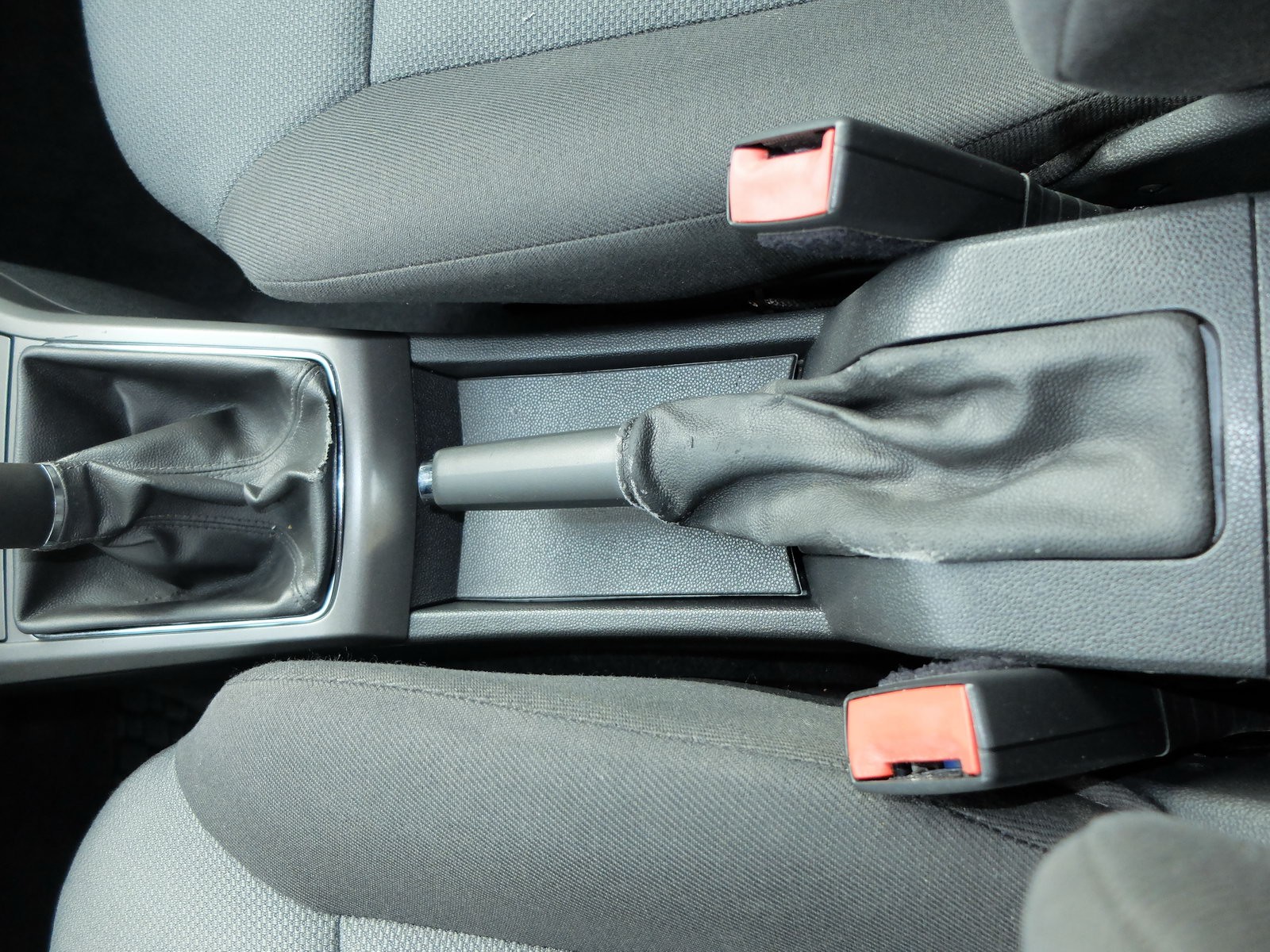 Zniszczone skórzane mieszki dźwigni zmiany biegów i hamulca ręcznego, jednak poza tym wnętrze jest dość świeże – stosownie do deklarowanego przebiegu.