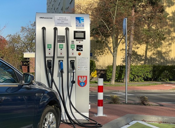 Sprzedaż samochodów elektrycznych zależy od liczby punktów ładowania? Są twarde dane