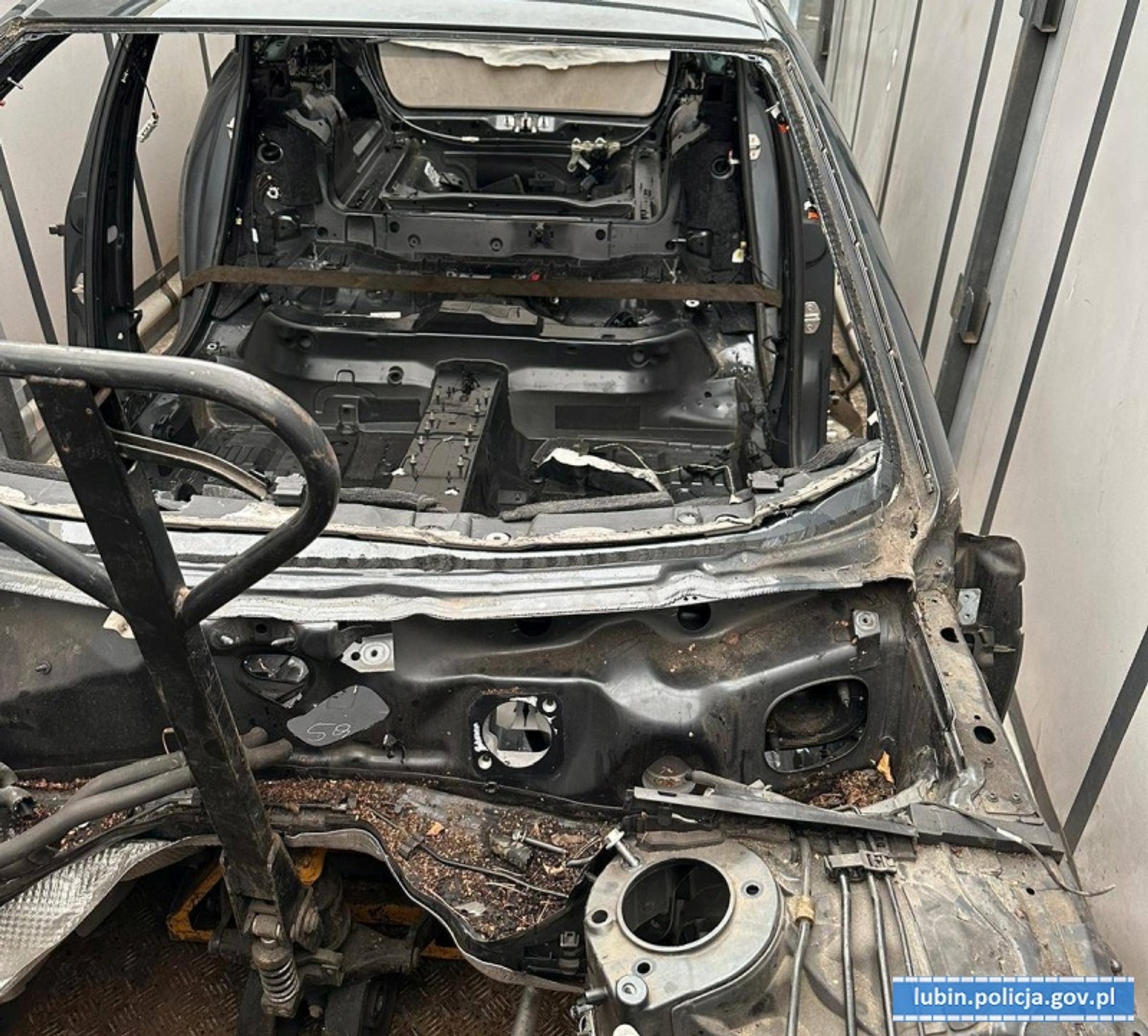 Policjanci zajrzeli do dostawczaka. Ich oczom ukazała się... karoseria