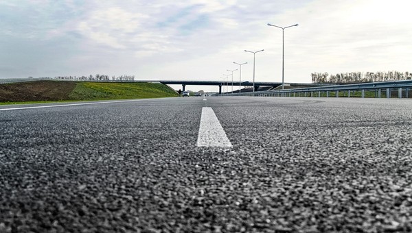 Gumowe drogi będą standardem w Polsce? Eksperci apelują do rządu