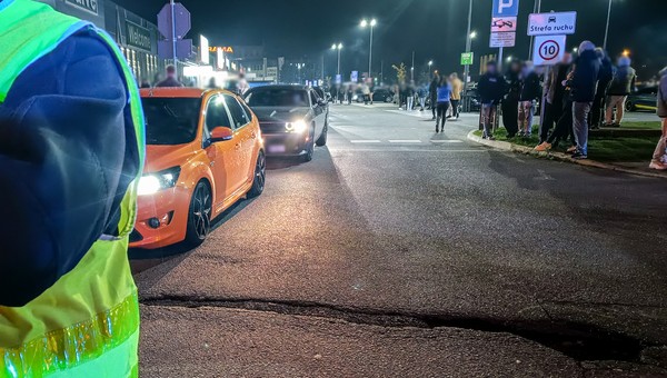 Kontrola policji na parkingu