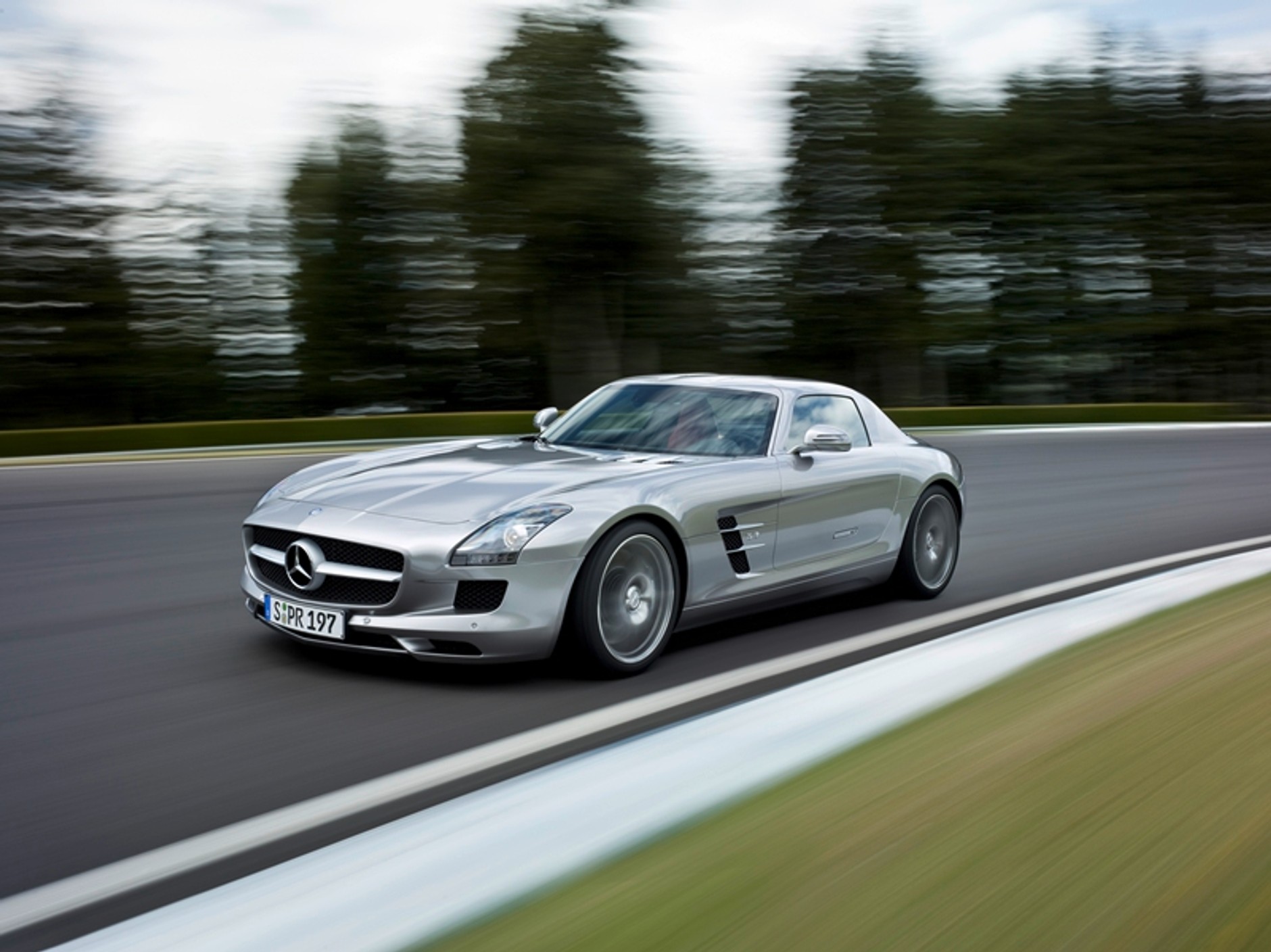 Mercedes SLS AMG w całej okazałaości