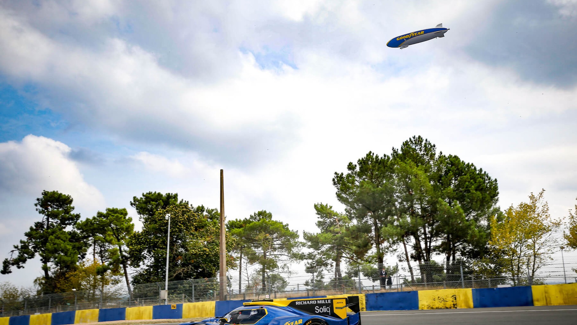 Sterowiec Goodyear Blimp podczas wyścigu Le Mans 2020 fot Clement Marin