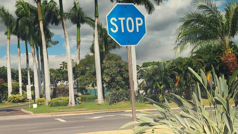 Niebieski znak STOP na wyspie Oahu w archipelagu Hawajów (USA)