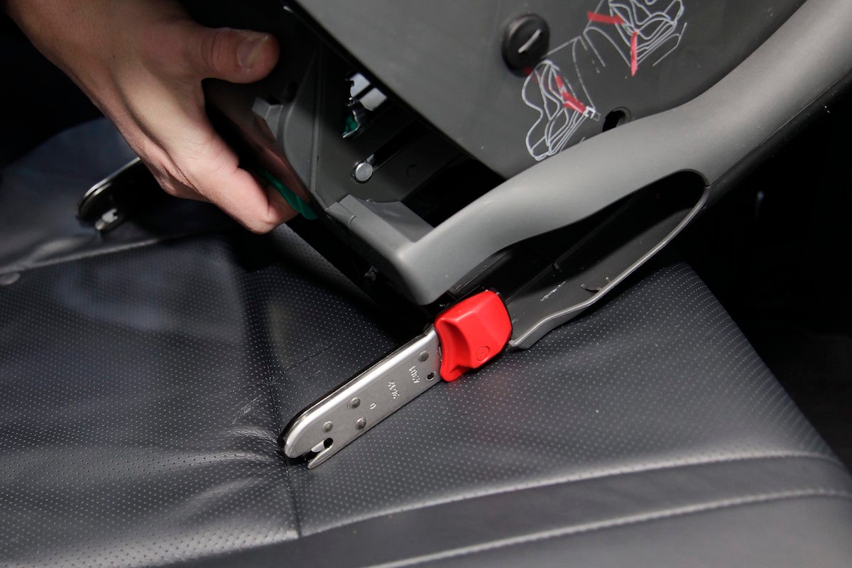 Przy montażu fotelika samochodowego łatwo uszkodzić tapicerkę, szczególnie skórzaną. Mata lub pokrowiec to dobry pomysł.