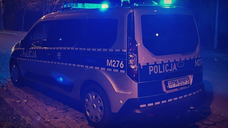 Policyjny radiowóz na miejscu wypadku