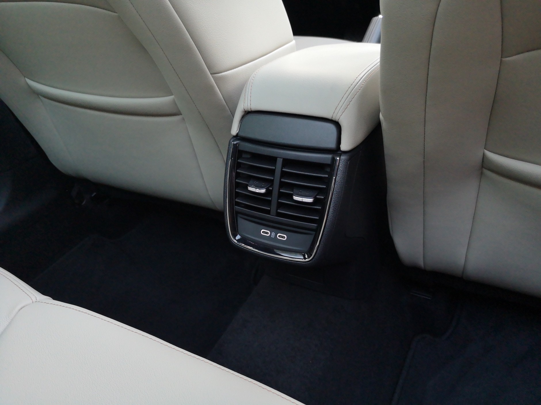 Skoda Scala Style 1.5 TSI: dwa dodatkowe (płatne) gniazda USB-C do ładowania telefonu