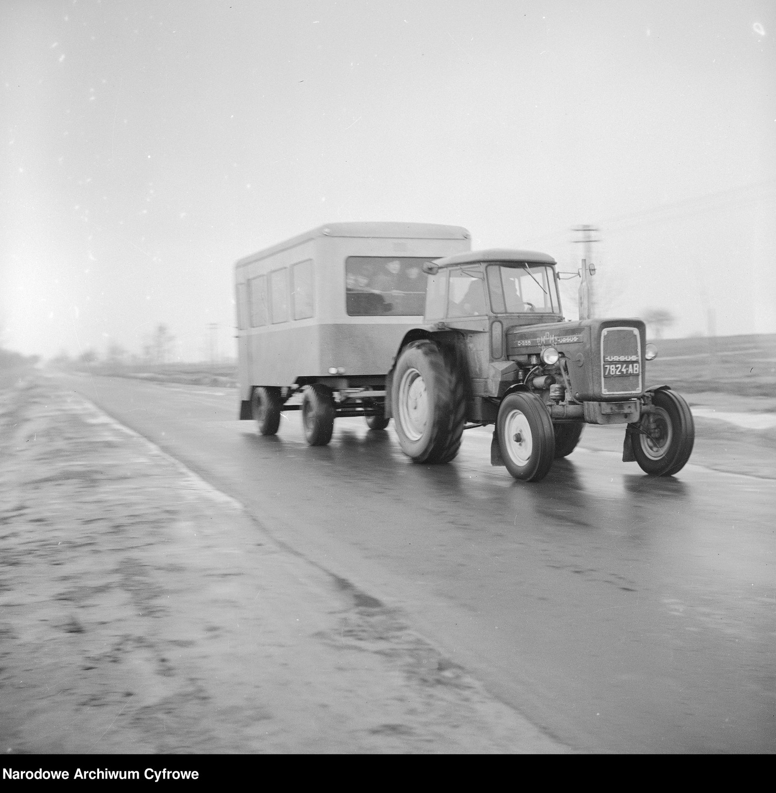 Ursus C-355 z przyczepą do przewozu osób