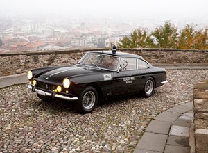 Policyjne Ferrari 250 GTE 2+2 ma niezwykłą historię i jest na sprzedaż