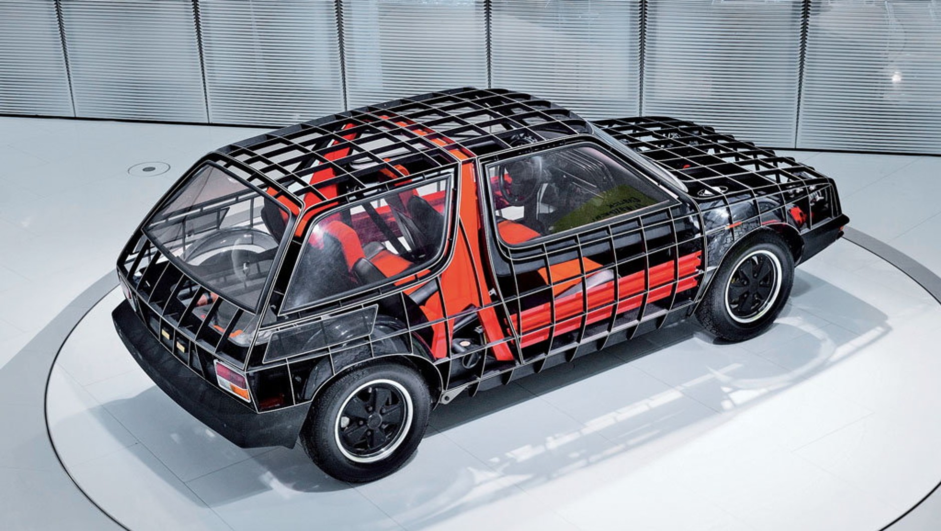 Na zlecenie niemieckiego ministerstwa ds. badań i rozwoju Porsche zaprojektowało na początku lat 70. XX w. auto przyszłości, oszczędzające bogactwa naturalne. Prezes zarządu ds. rozwoju Ernst Fuhrmann zaprezentował studyjne FLA (wewnętrzne oznaczenie: Typ 1989) podczas salonu we Frankfurcie. Założenia były proste: podwojenie żywotności auta (do 20 lat i 300 tys. km przebiegu) plus ułatwiony recykling materiałów, gdy pojazd przestanie być już eksploatowany. Dziś projekt FLA można zobaczyć w muzeum Porsche, na wystawie poświęconej prototypom.