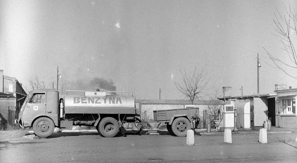 Stacja paliw w Łowiczu, 1972 r.