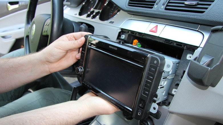 Kenwood DNX520VBT: idealnie pasuje do wnęki montażowej.