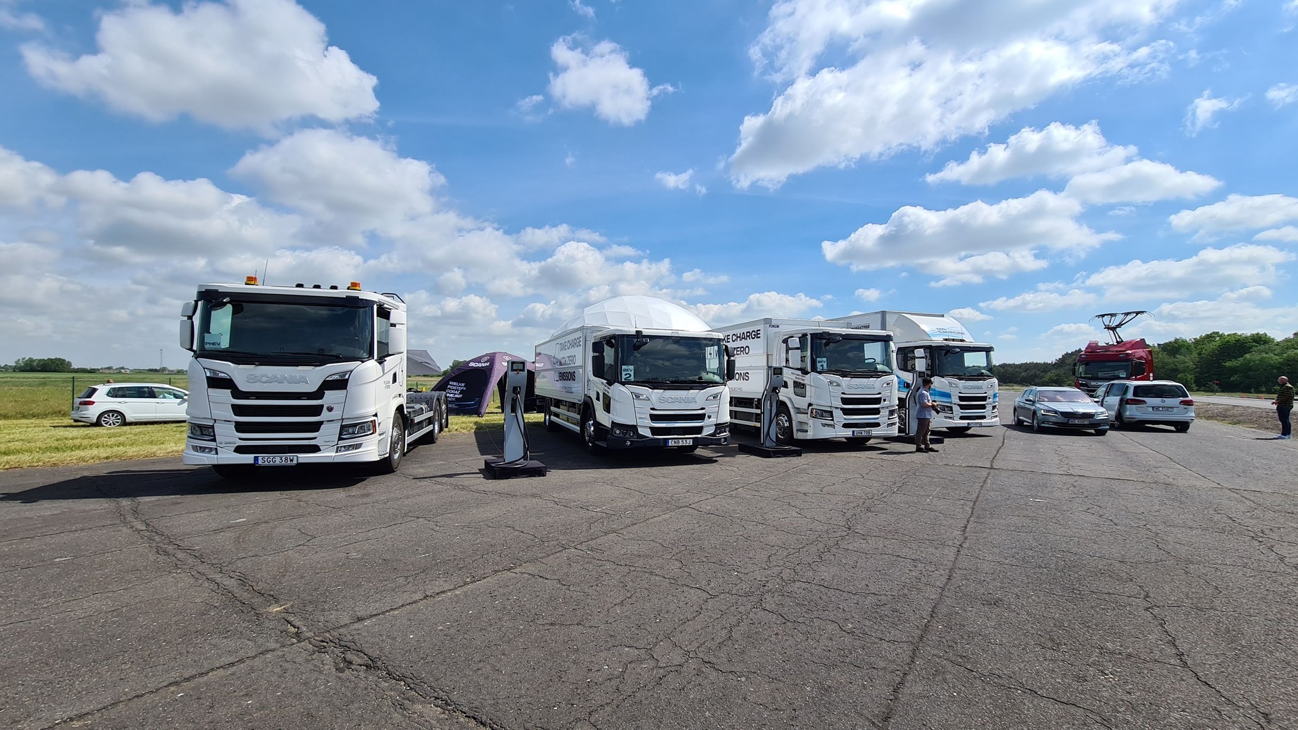 Elektryczna ciężarówka Scania w testach na lotnisku