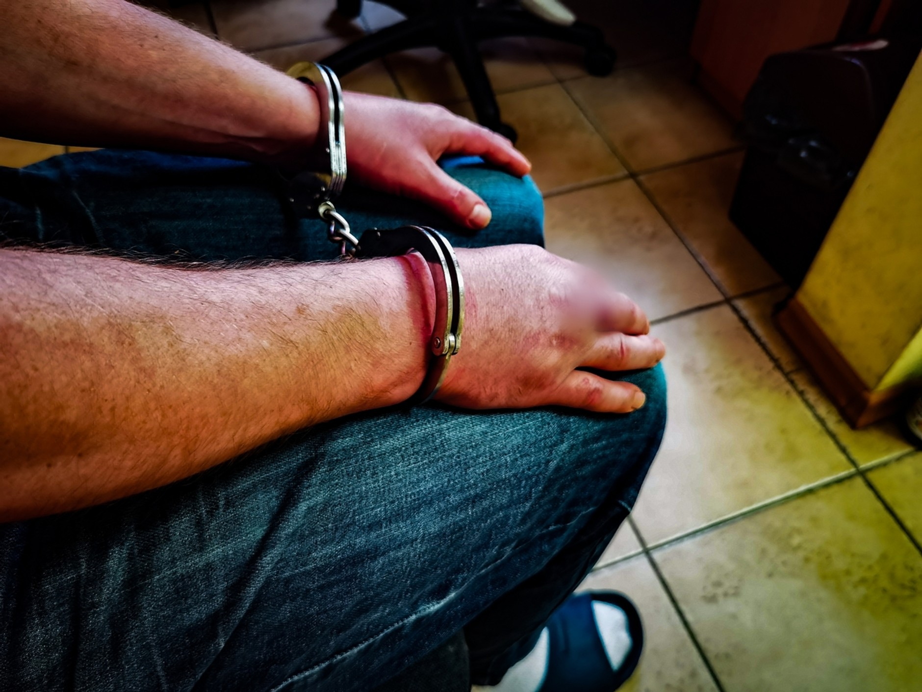 Pijany jeździł samochodem po chodniku i trawniku. Wpadł przez jeden szczegół