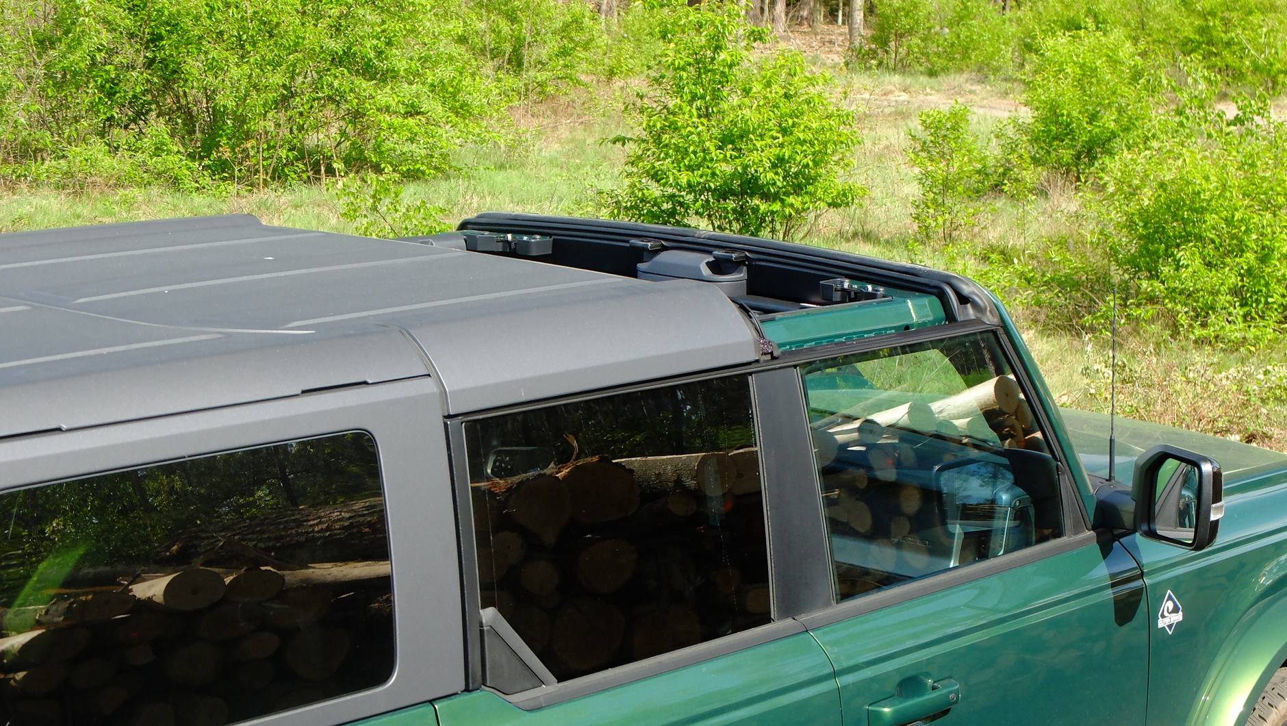 Ford Bronco ze zdjętymi przednimi panelami dachu