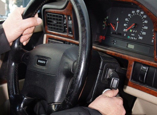 O tej porze roku robi to mnóstwo kierowców. Mechanik i policjant łapią się za głowę