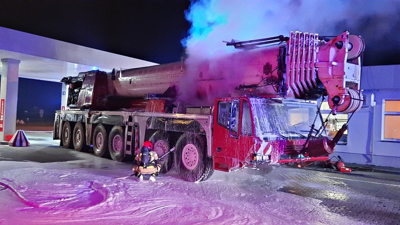 Pożar samojezdnego dźwigu na stacji paliw w Janowie