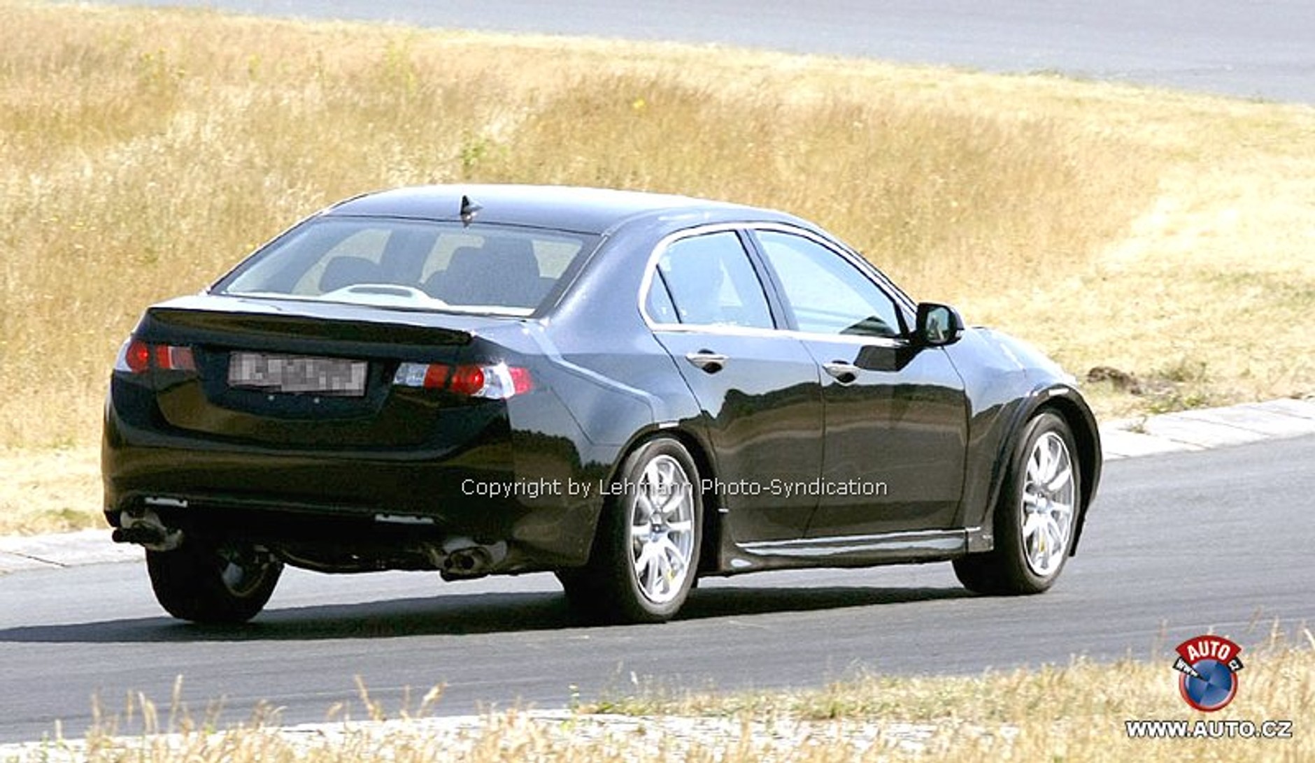 Zdjęcia szpiegowskie: Honda Legend ukryta pod nadwoziem Accorda