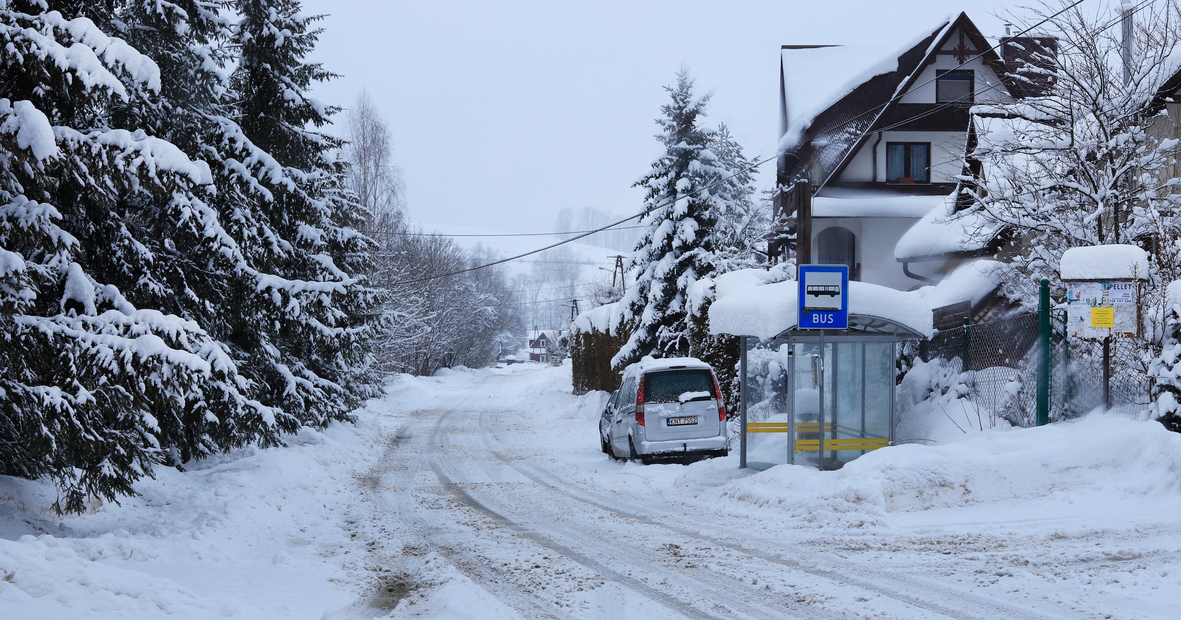 Atak zimy w Polsce. Zasypana droga