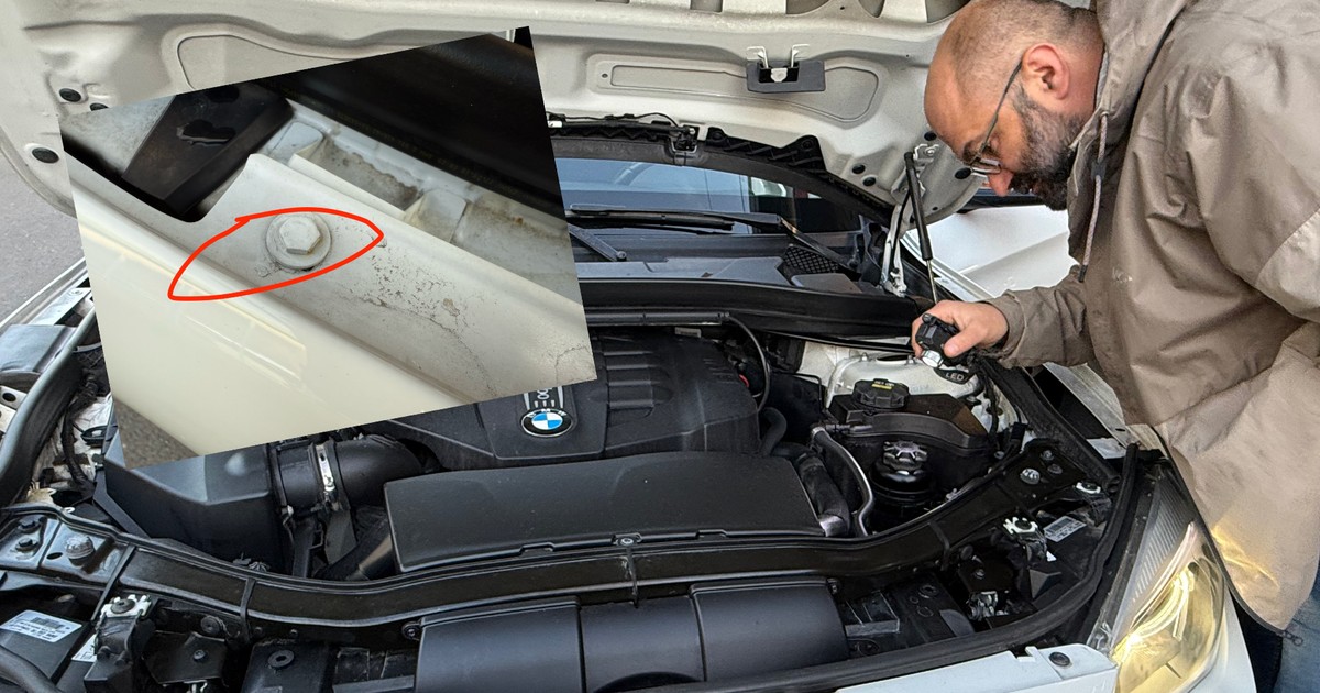 Wyraźne ślady odkręcania elementów blacharskich to jedne z wielu detali wskazujących na to, że BMW X1 ma za sobą przygody, o których nie było mowy w ogłoszeniu