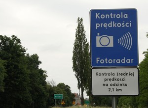 Odcinkowe pomiary prędkości, fotoradary, rejestratory przejazdu na czerwonym świetle – zobacz, czym mogą cię zmierzyć i dlaczego ten sprzęt nie zawsze działa