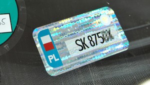 Jak odkleić naklejkę z szyby w bezpieczny sposób?