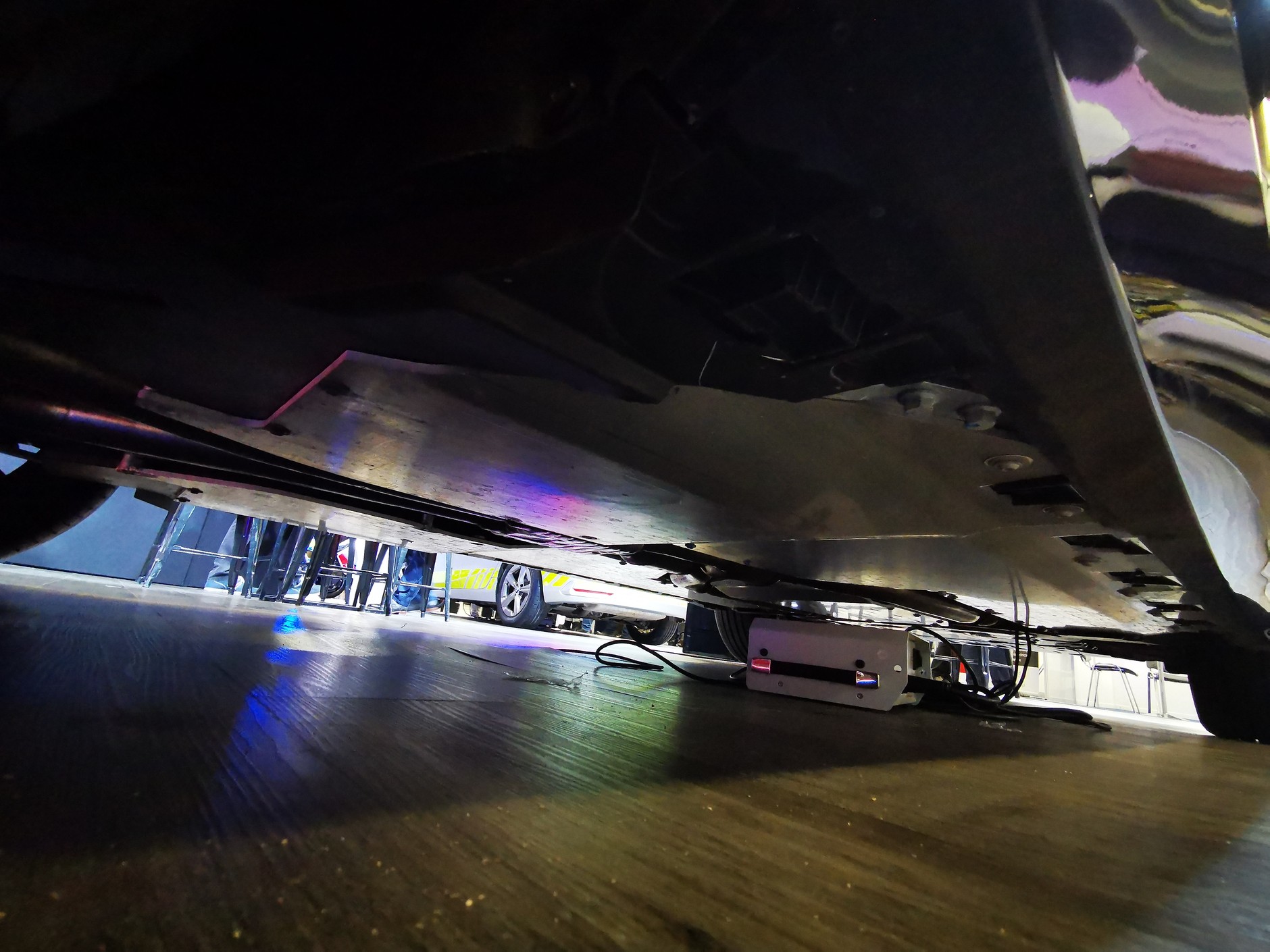 Spód kabiny BMW chroniony jest płytami aluminiowymi.