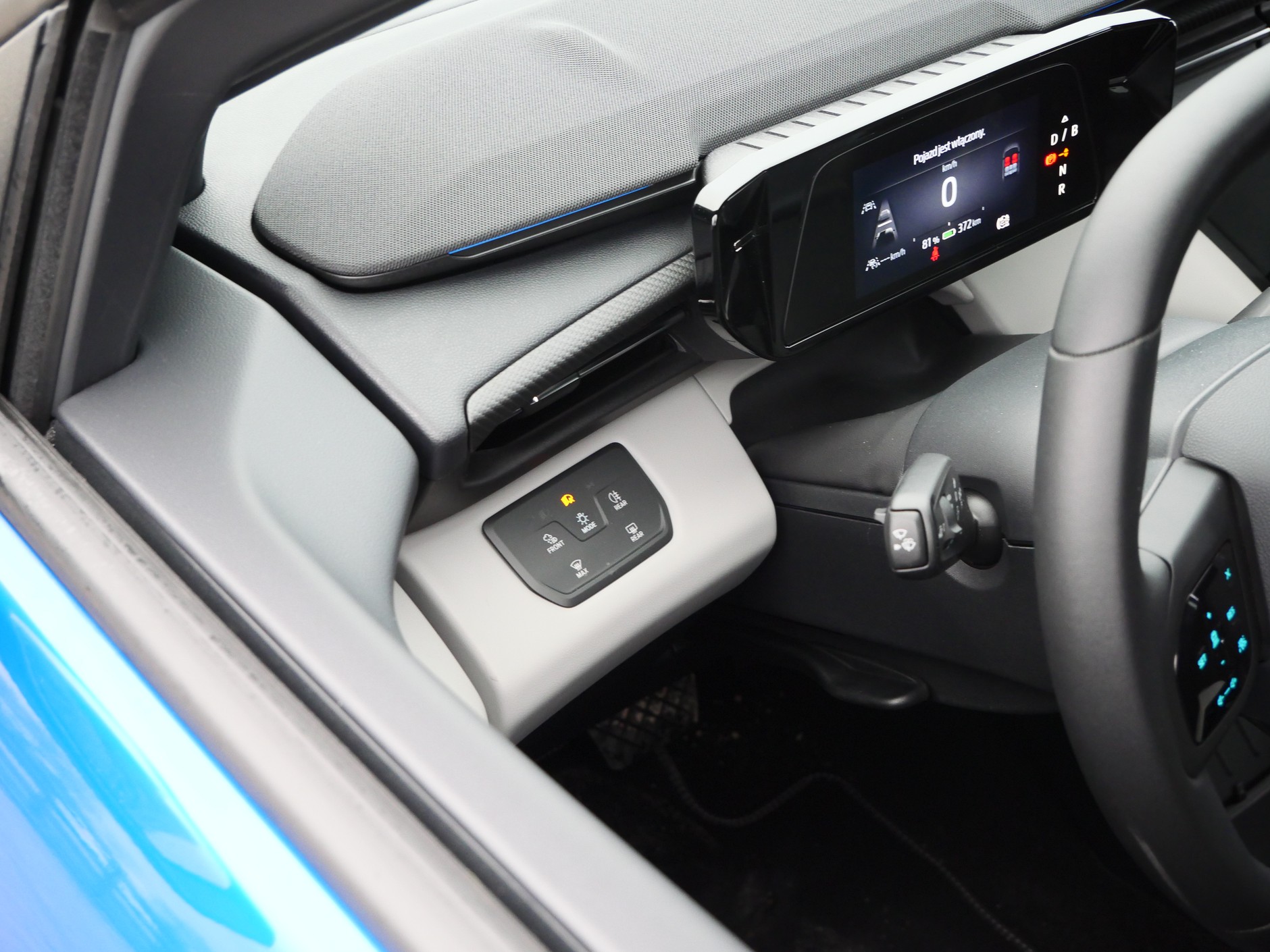 Ford Capri 2025: panel sterowania światłami identyczny jak w nowych Volkswagenach to nie przypadek.