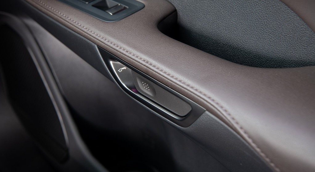 Lexus z systemem elektronicznej klamki