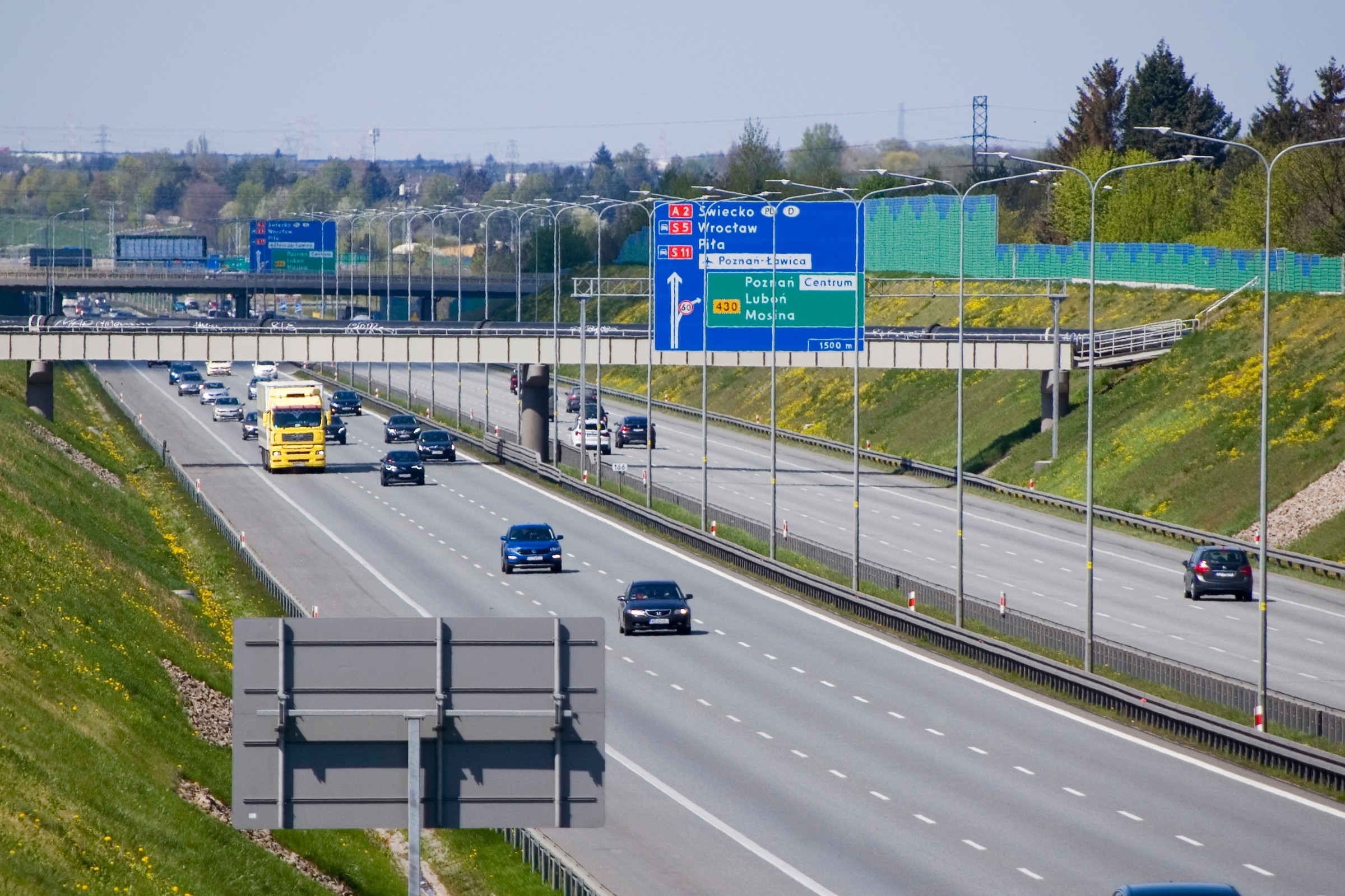 Trzy pasy na autostradzie. Można jechać środkowym? "Po coś się je w końcu buduje"