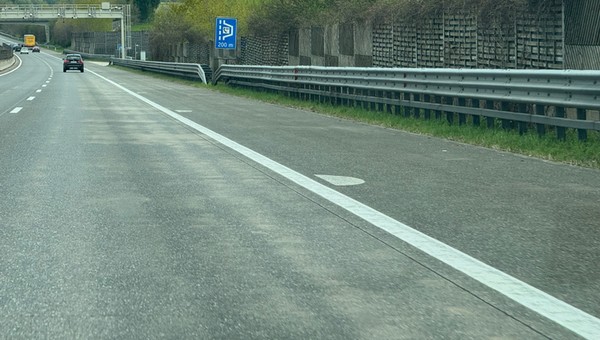 Oznakowanie na drogach Austrii (kropki na drogach), przydatne w przypadku silnej mgły