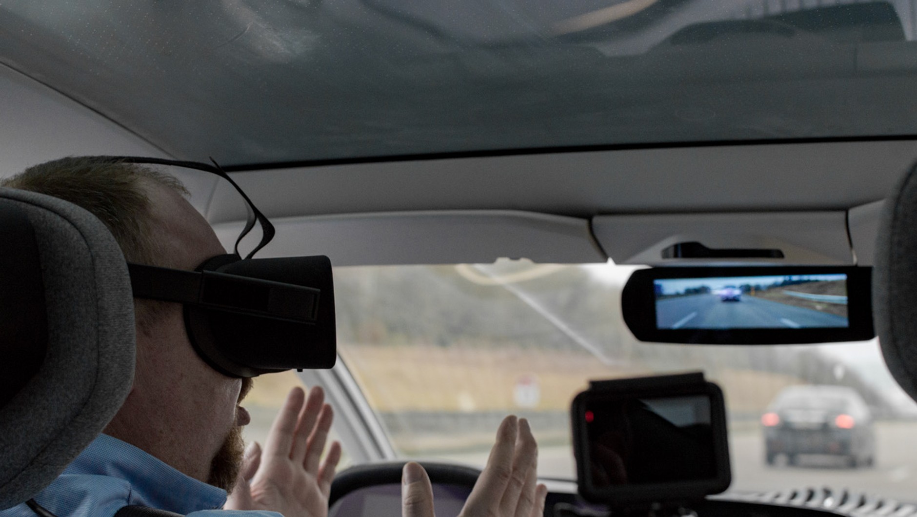 120 km/h na publicznej auostradzie w normalnym ruchu drogowym. Gogle VR na głowie a kierownica i pedały są odsunięte od kierowcy