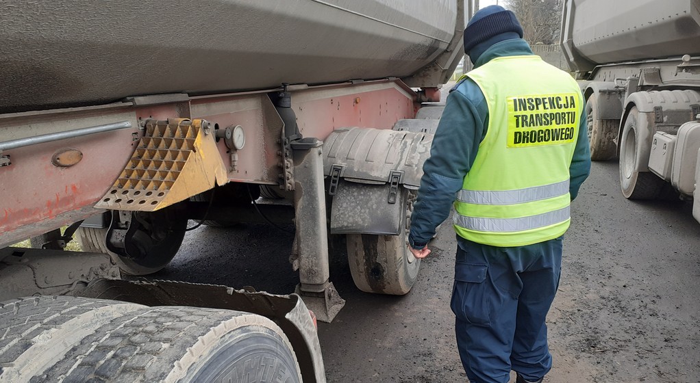 Pojazd ciężarowy ze zużytym ogumieniem