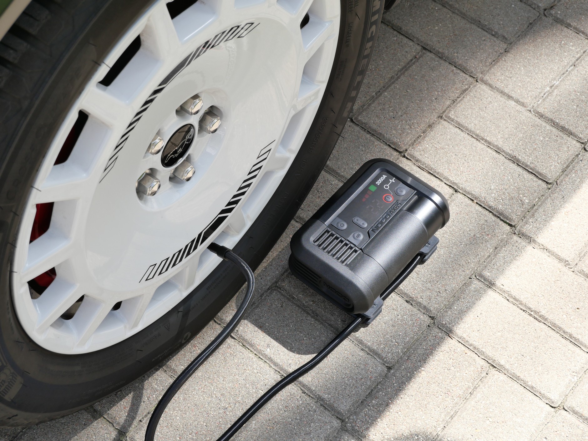 Noco AX65 – kompresor do kół z zasilaniem akumulatorowym