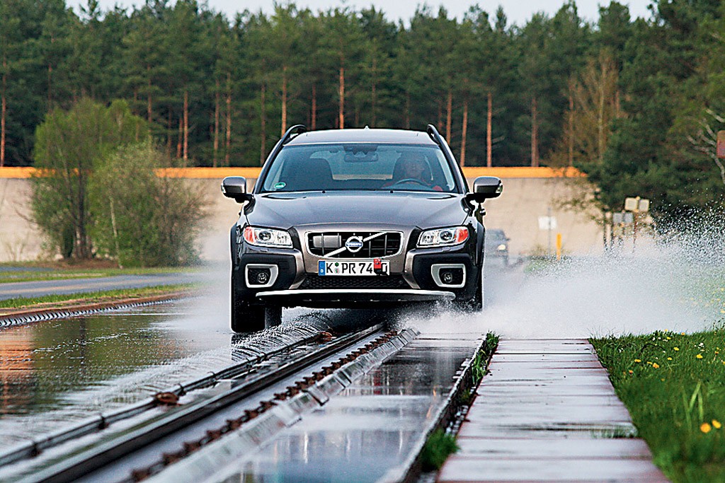 Test opon zimowych w rozmiarze 215/65 R 16: sprawdziliśmy, które zatańczą na lodzie