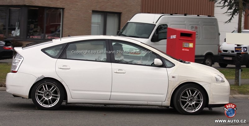 Zdjęcia szpiegowskie: odmłodzona Toyota Prius