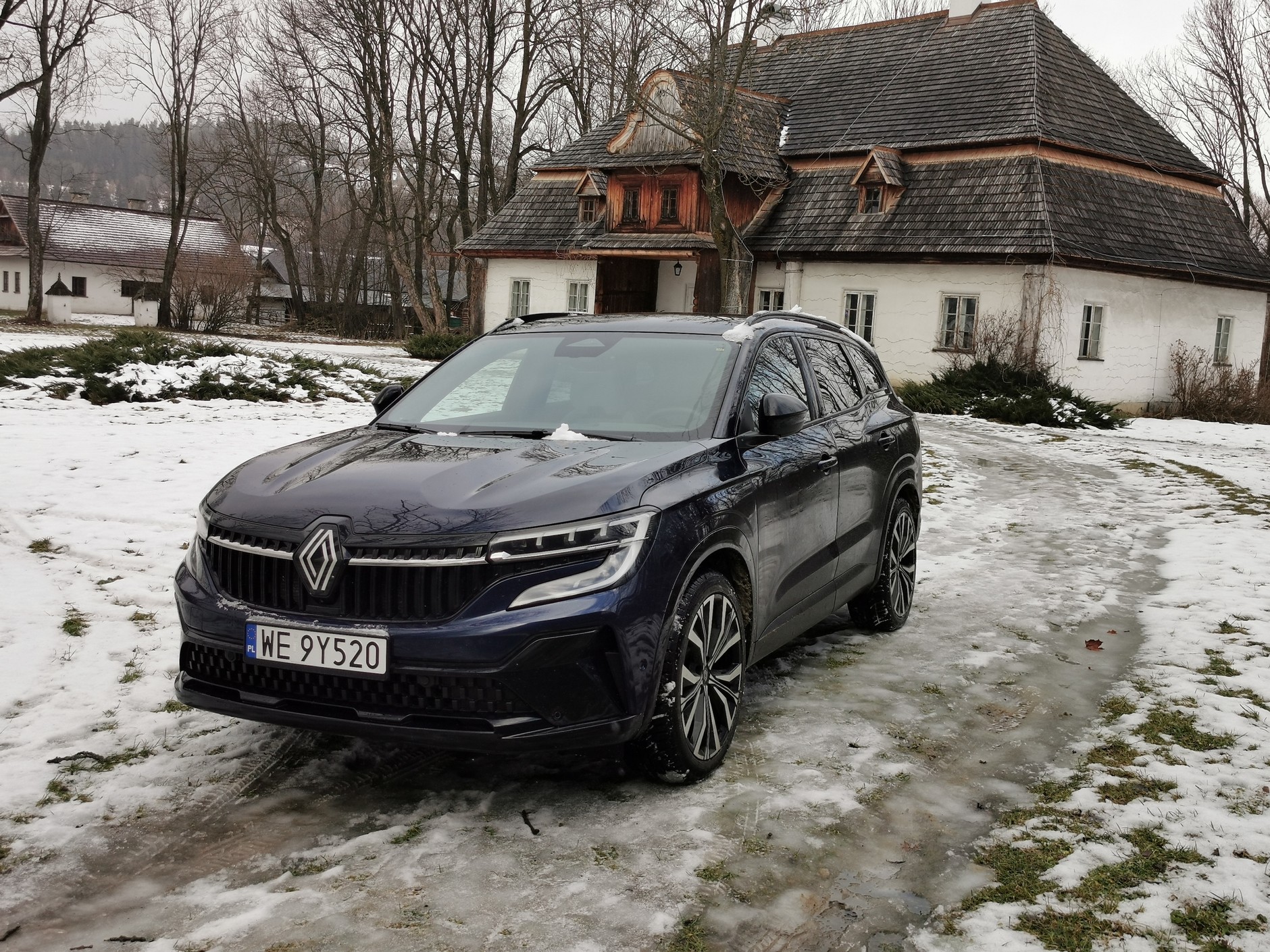 Renault Espace na tle historycznego dworu w Łopusznej