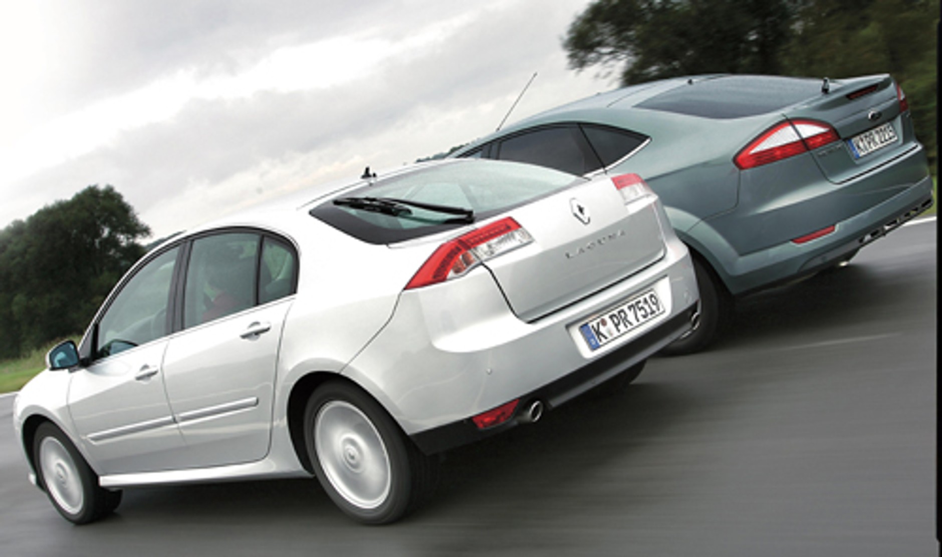 Renault Laguna &amp; Ford Mondeo - Klasa średnia w dużym formacie