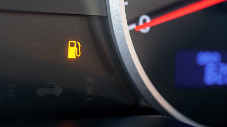 Kontrolka niskiego poziomu paliwa w aucie