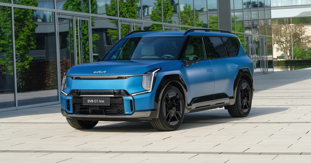 Kia EV9 w wersji GT-Line i matowym niebieskim kolorze