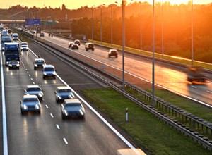 Jazda pod prąd na ekspresówce staje się zmorą polskich dróg. Tak można uniknąć zagrożenia