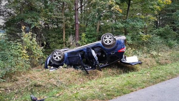 Zahaczyła inny samochód lusterkiem, a auto z dziećmi dachowało. Kobieta uciekła [WIDEO]